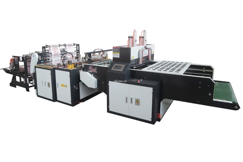 超高速制袋機(jī) 超市購(gòu)物袋制袋機(jī)一、特點(diǎn)：本機(jī)以HDPE、LDPE筒膜為原料，是制作超市袋、背心袋、馬甲袋、市場(chǎng)袋的理想設(shè)備，本機(jī)具有節(jié)省人工、降低成本、一次成型、故障率低、產(chǎn)量高等特點(diǎn)，良好性能的色標(biāo)跟蹤儀，使封切長(zhǎng)度更準(zhǔn)確，誤差更小。采用先進(jìn)的電腦，長(zhǎng)度調(diào)整方便，精確。